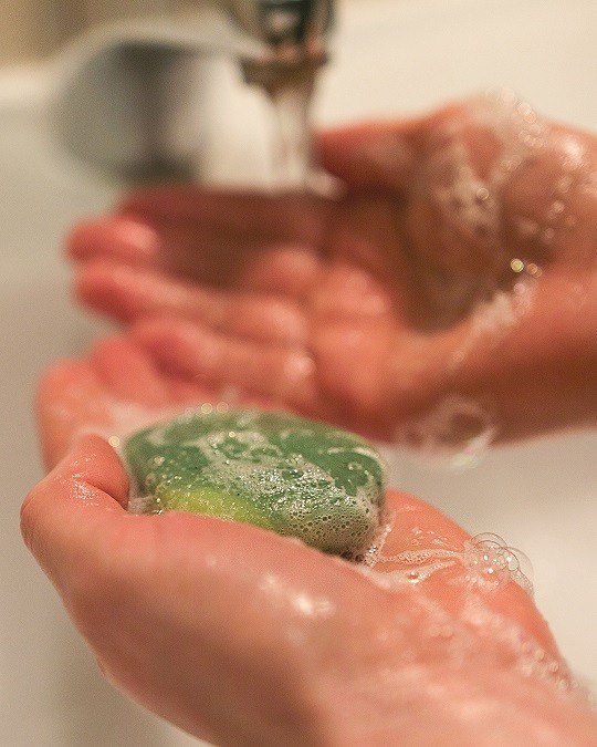 Czy mycie rąk mydłem ochrania przed wirusami