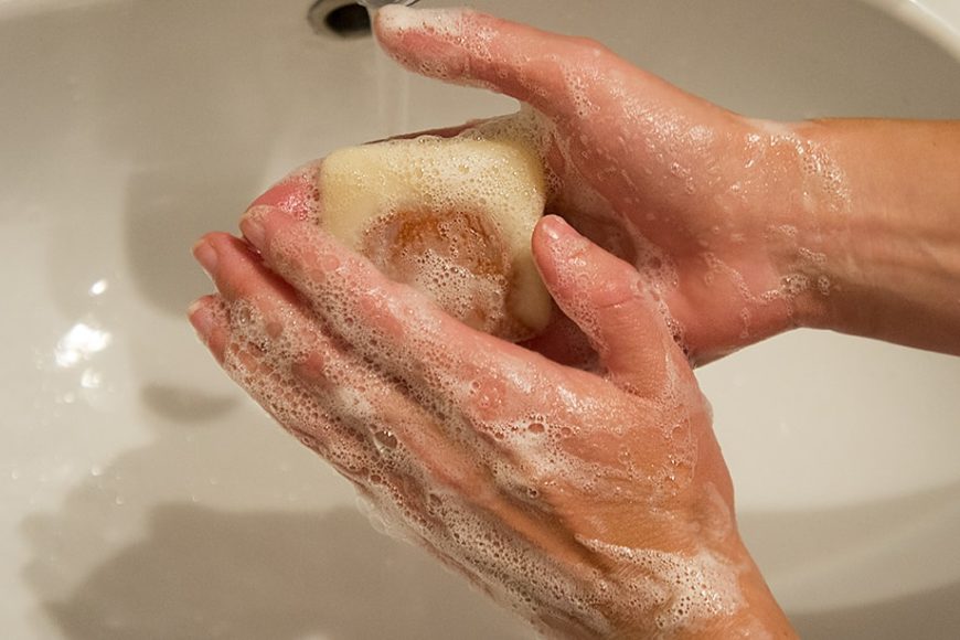 Czy mycie rąk mydłem ochrania przed wirusami?