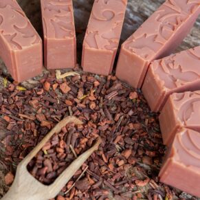 Naturalne barwienie mydeł marzanna